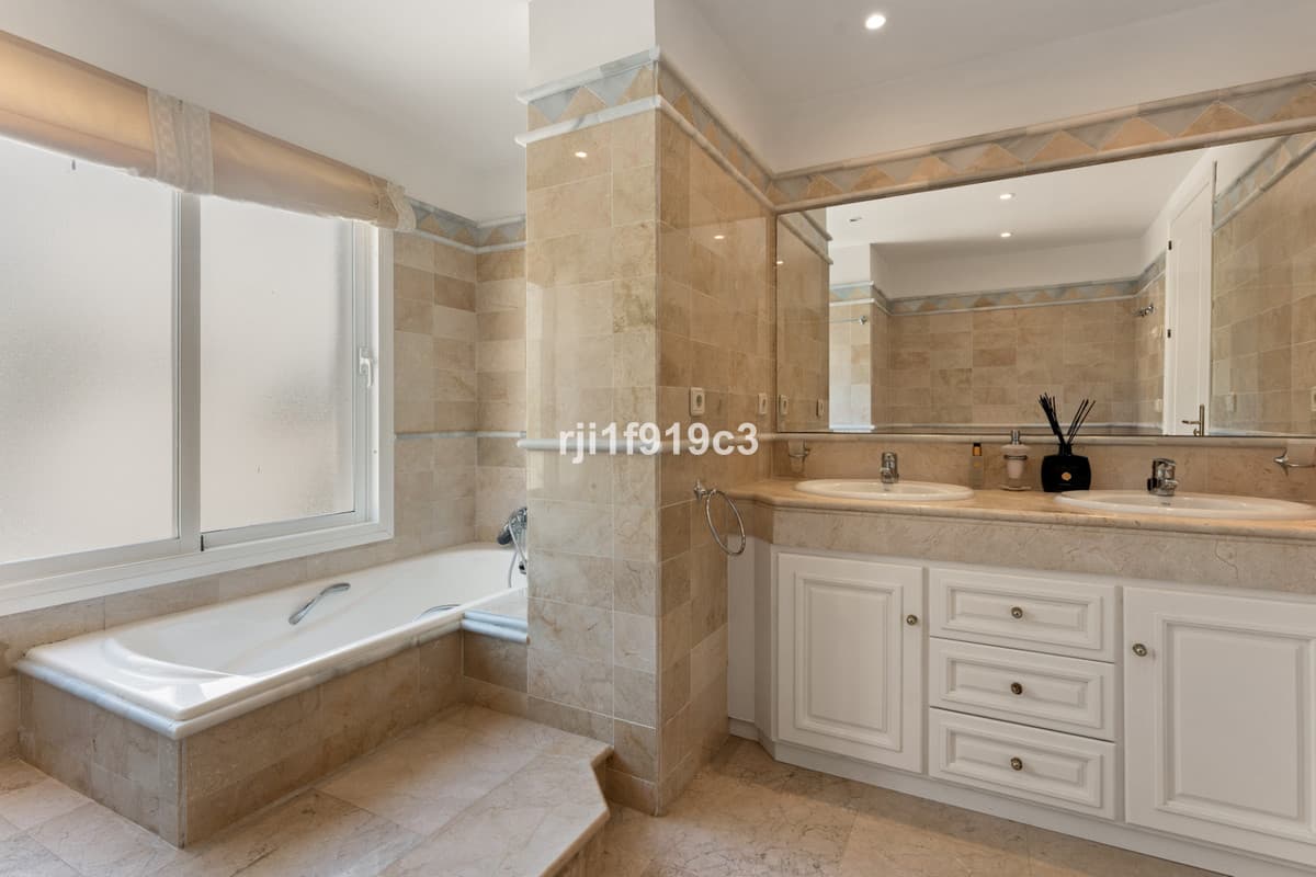 Middle Floor Apartment in Elviria — photo 9 of 10