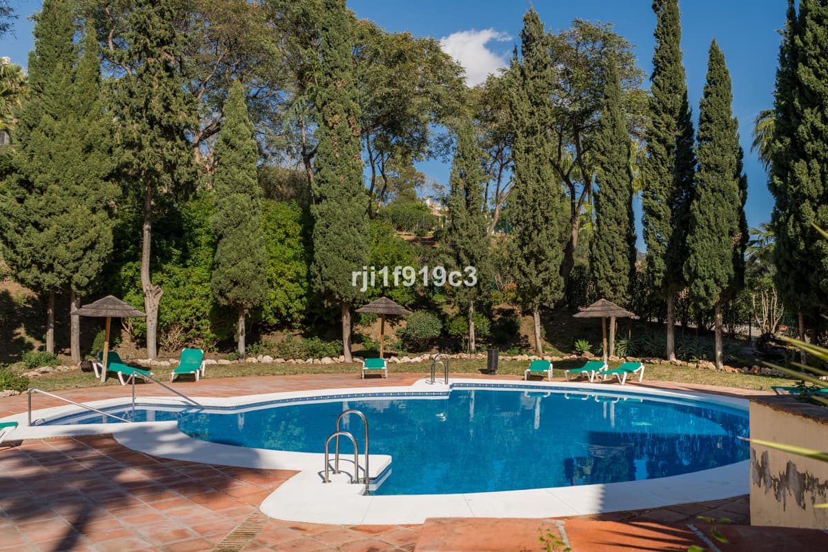 Middle Floor Apartment in Elviria — photo 10 of 10