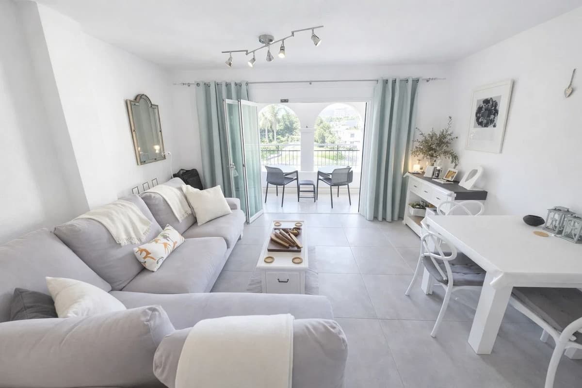 Middle Floor Apartment in La Duquesa — photo 3 of 10