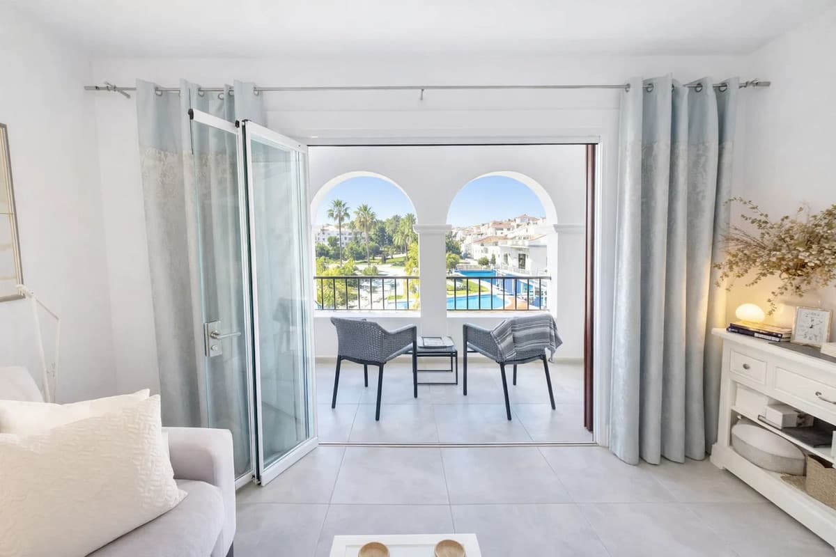 Middle Floor Apartment in La Duquesa — photo 6 of 10