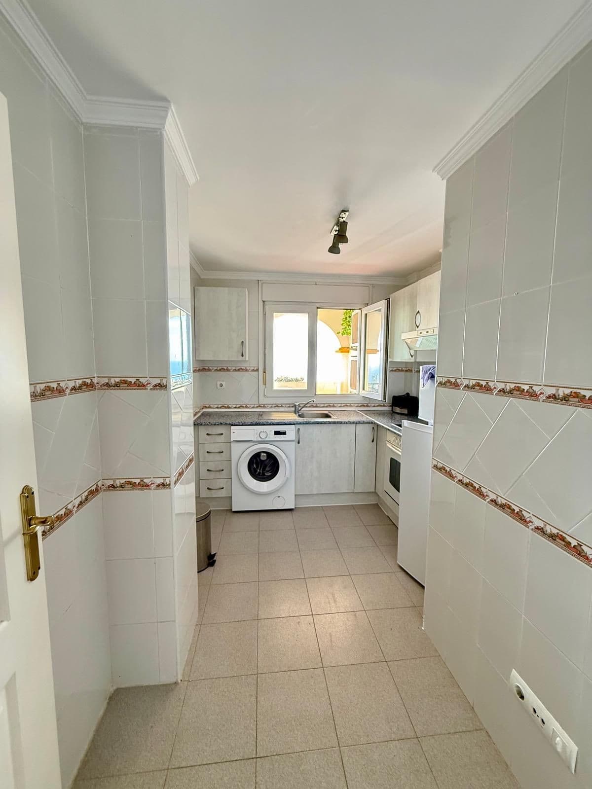 Middle Floor Apartment in Benalmadena Costa — photo 11 of 20