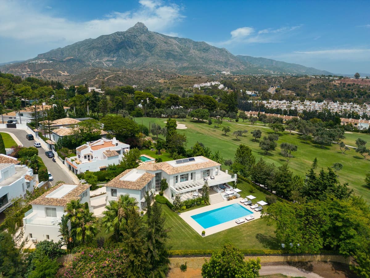 Detached Villa in Nueva Andalucía — photo 1 of 10
