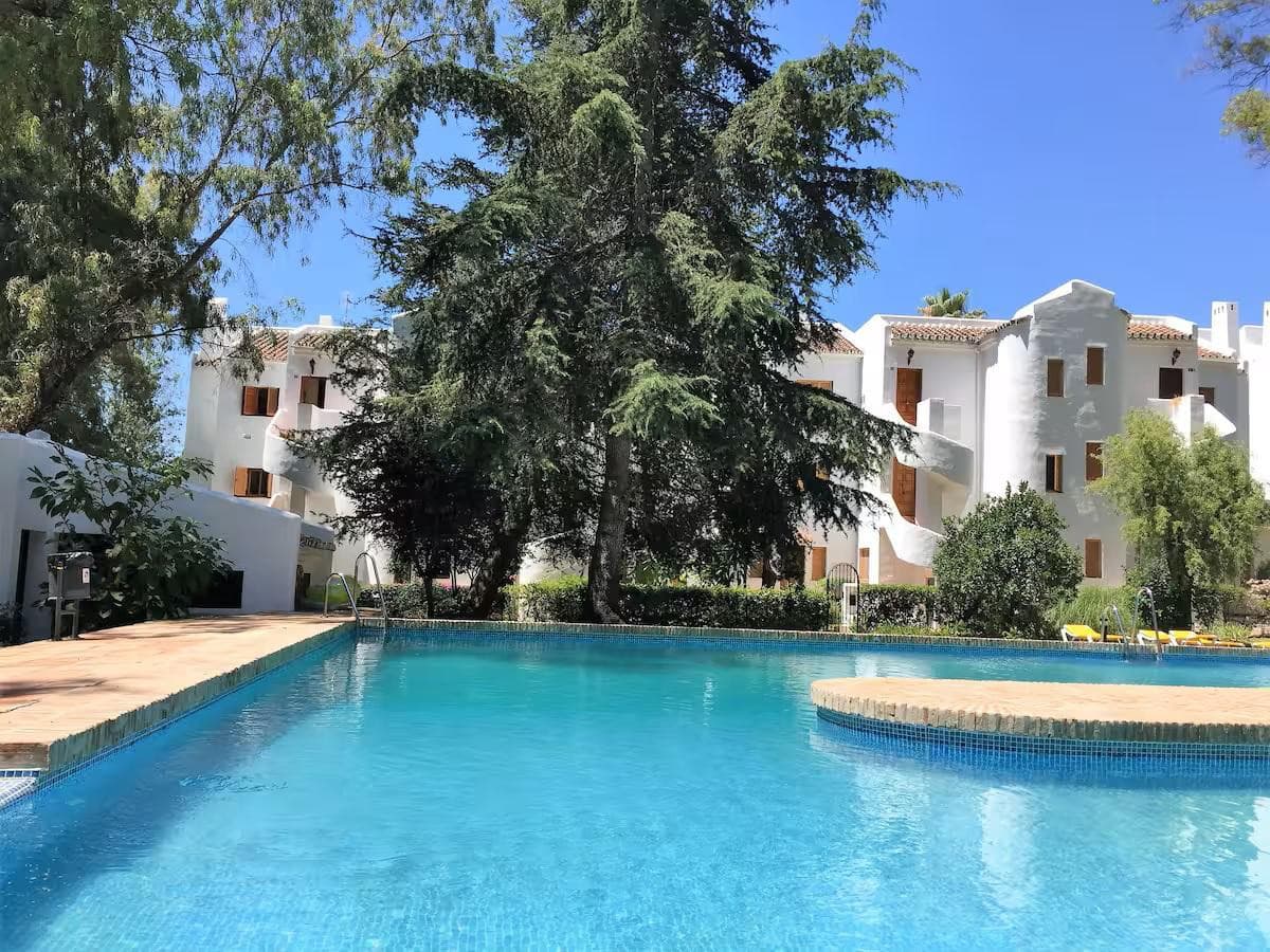 Middle Floor Apartment in Nueva Andalucía — photo 4 of 10