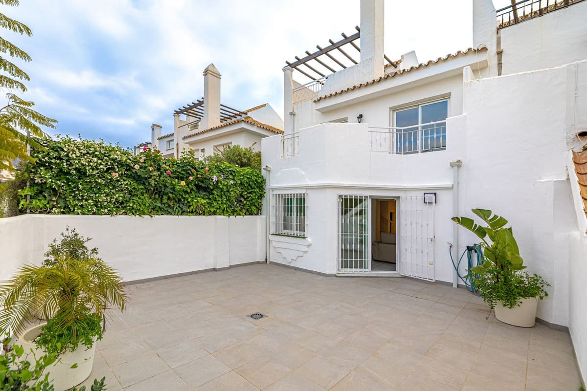 Townhouse in Nueva Andalucía — photo 1 of 10