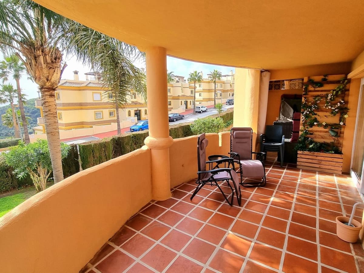 Middle Floor Apartment in Calahonda — photo 3 of 10
