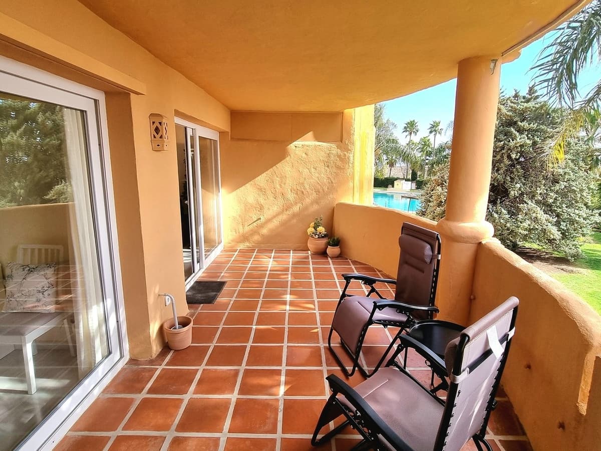 Middle Floor Apartment in Calahonda — photo 5 of 10