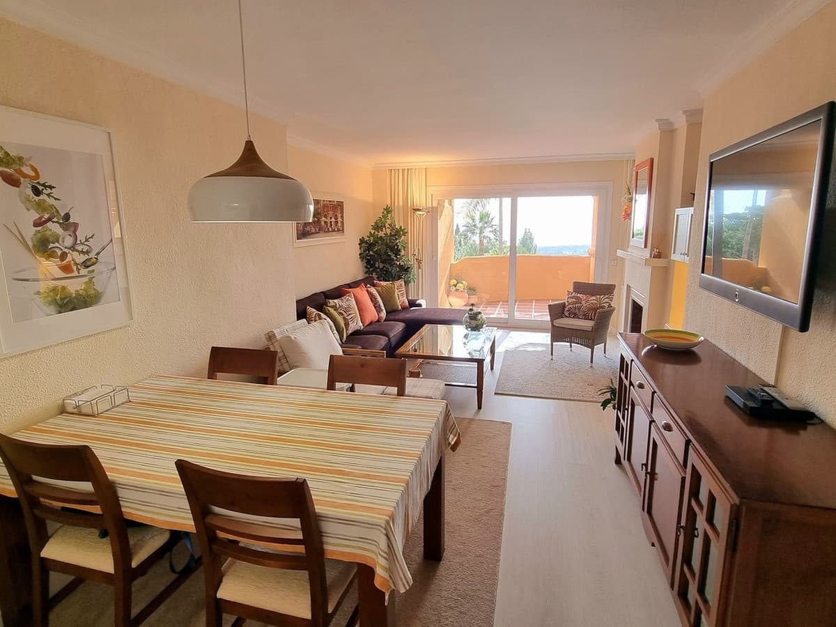 Middle Floor Apartment in Calahonda — photo 7 of 10