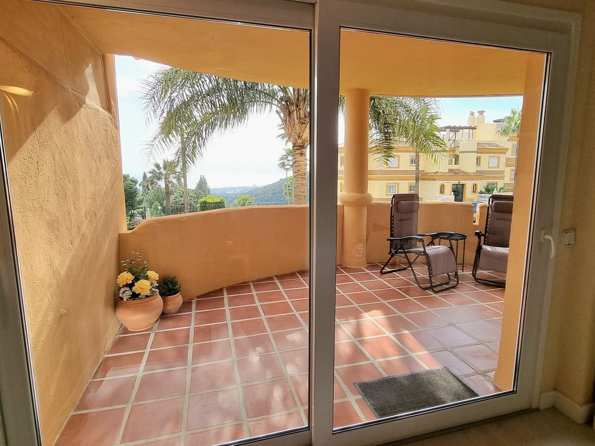 Middle Floor Apartment in Calahonda — photo 8 of 10