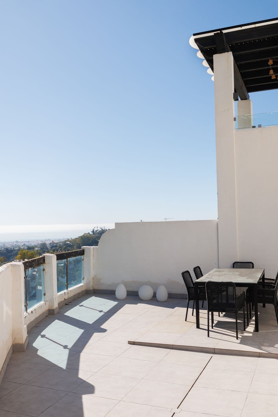 Middle Floor Apartment in Benahavís — photo 1 of 10