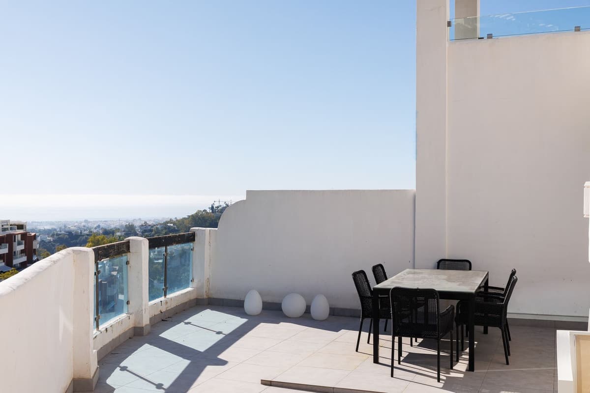 Middle Floor Apartment in Benahavís — photo 8 of 10
