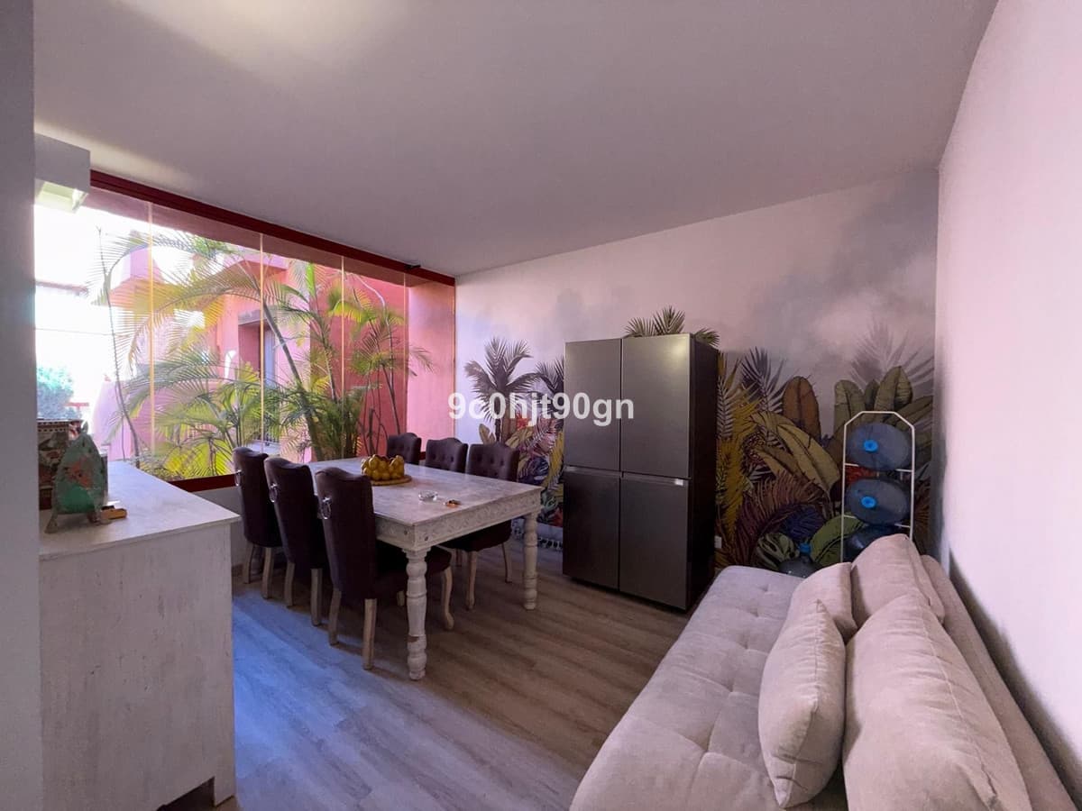 Middle Floor Apartment in Elviria — photo 2 of 10