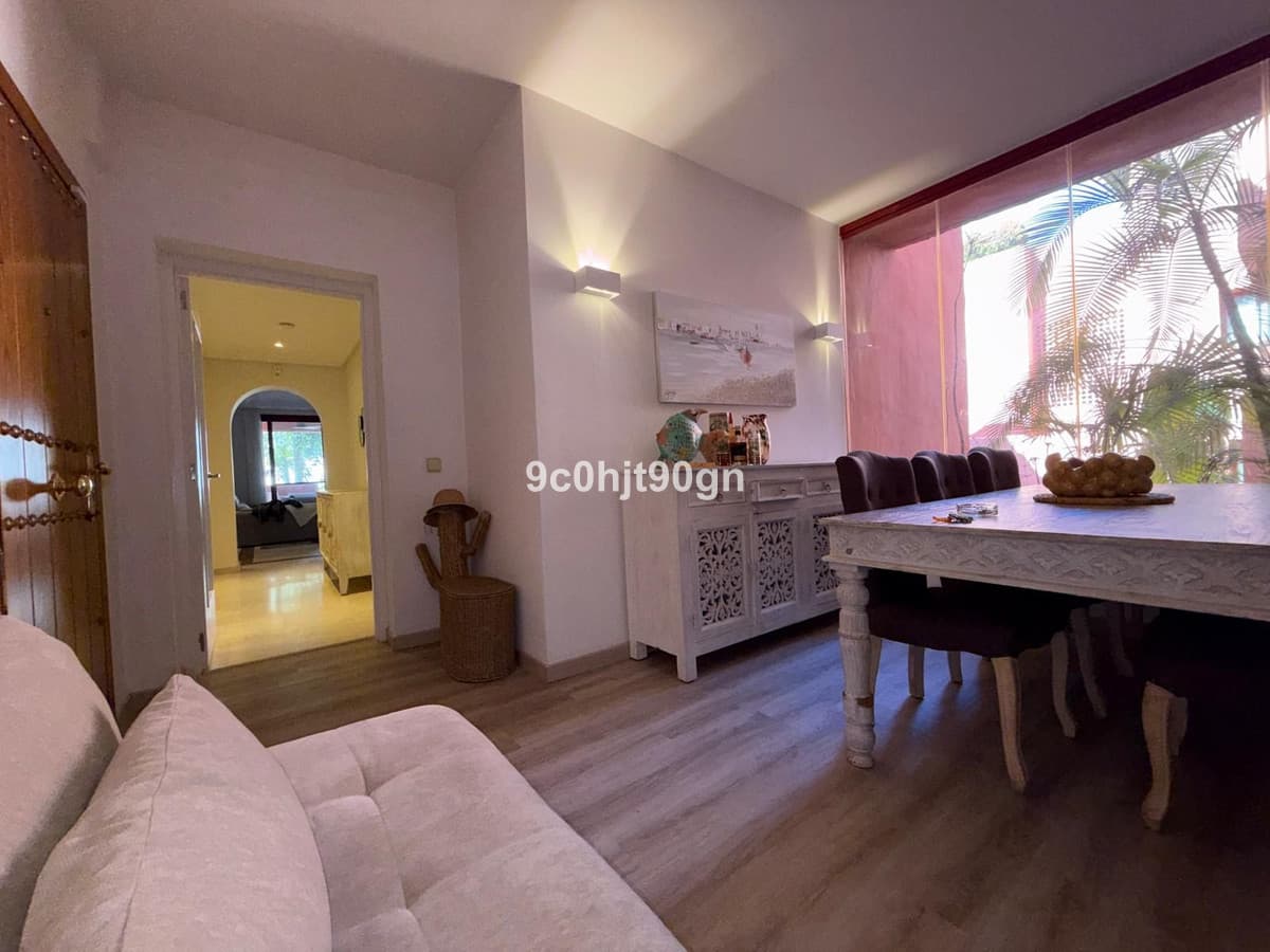 Middle Floor Apartment in Elviria — photo 3 of 10