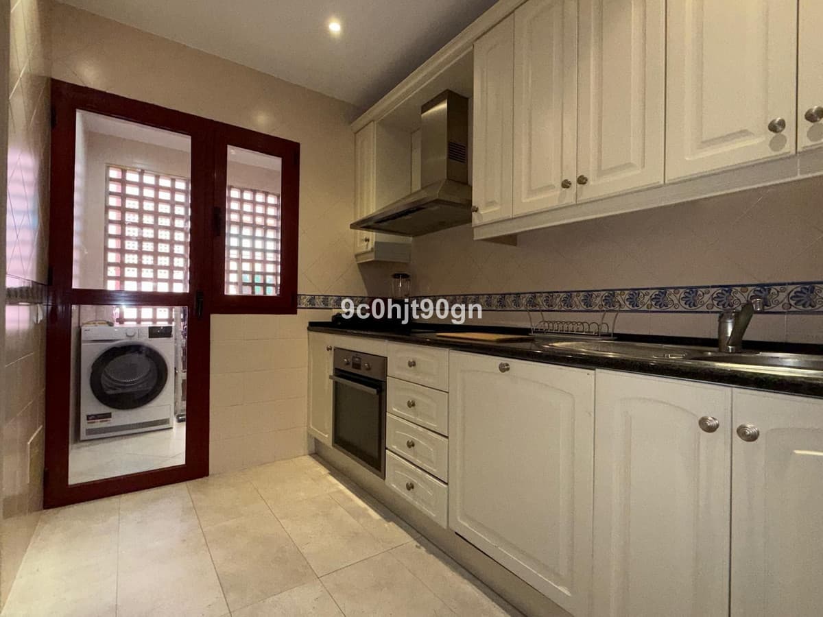 Middle Floor Apartment in Elviria — photo 5 of 10
