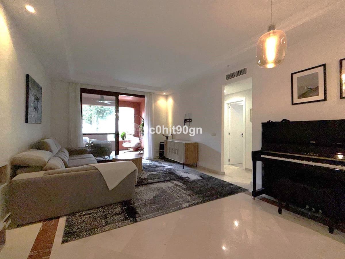 Middle Floor Apartment in Elviria — photo 7 of 10