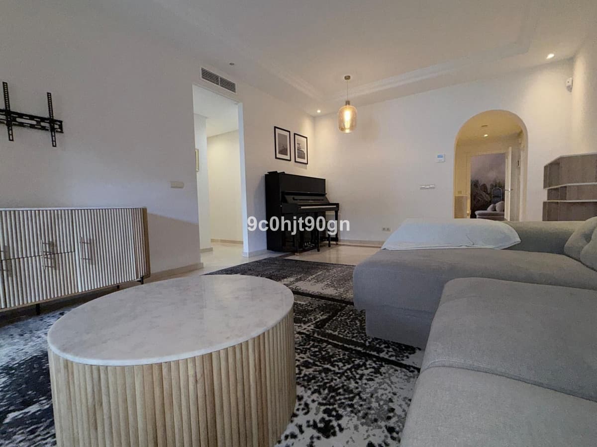 Middle Floor Apartment in Elviria — photo 8 of 10