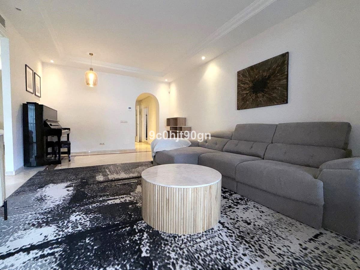 Middle Floor Apartment in Elviria — photo 9 of 10