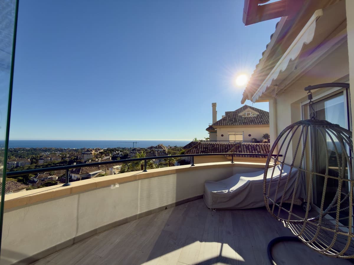Middle Floor Apartment in Elviria — photo 2 of 10