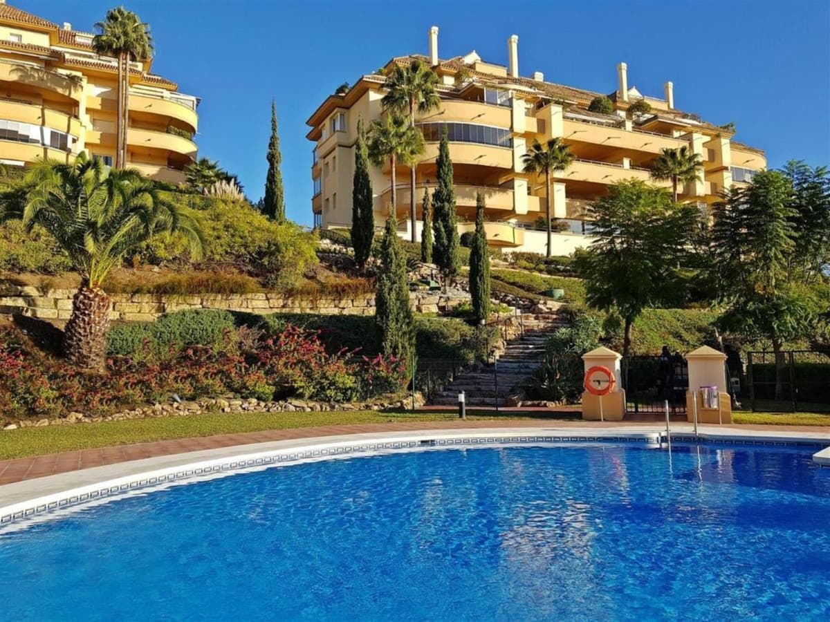 Middle Floor Apartment in Elviria — photo 5 of 10