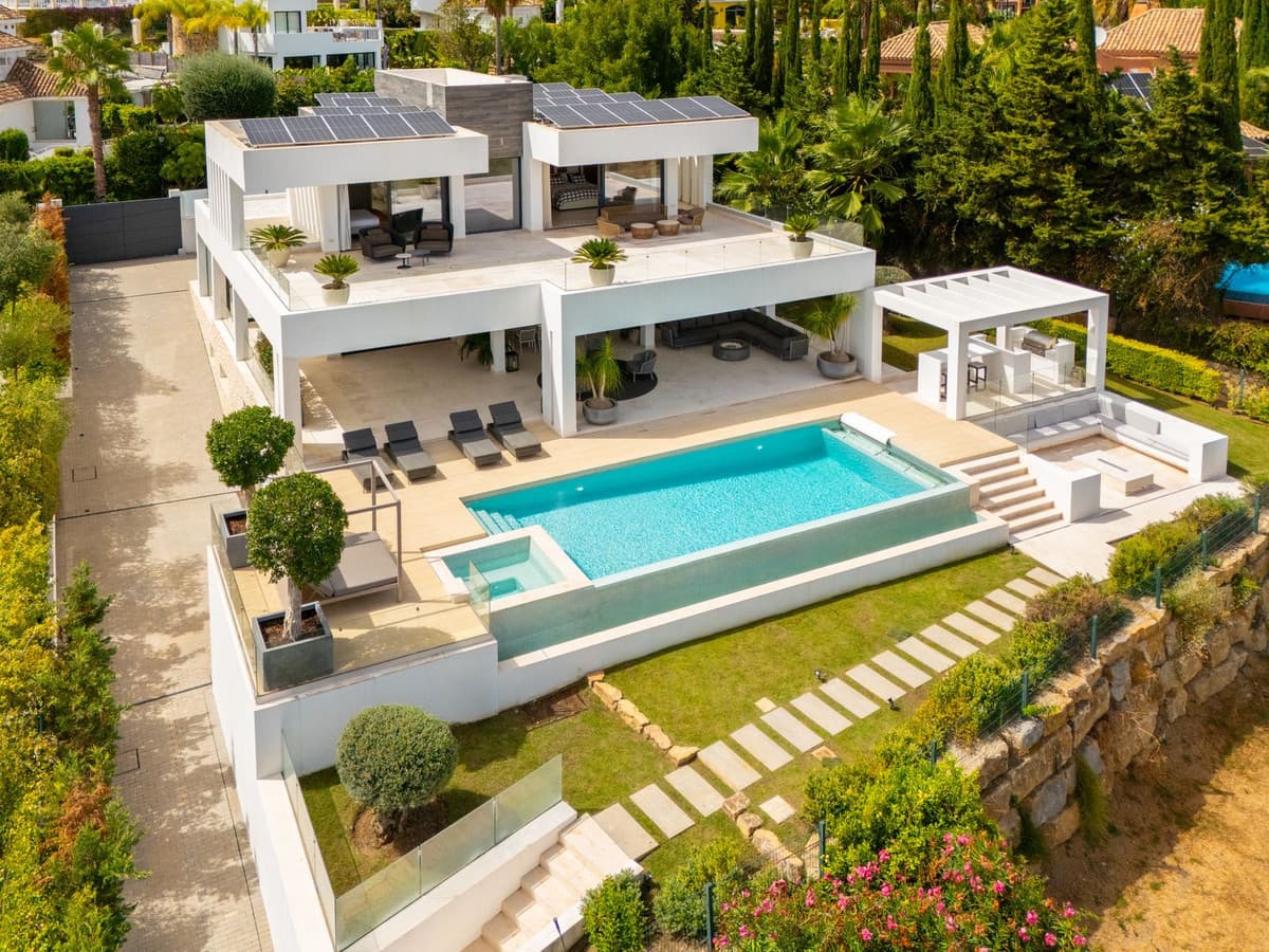 Detached Villa in Nueva Andalucía — photo 1 of 10