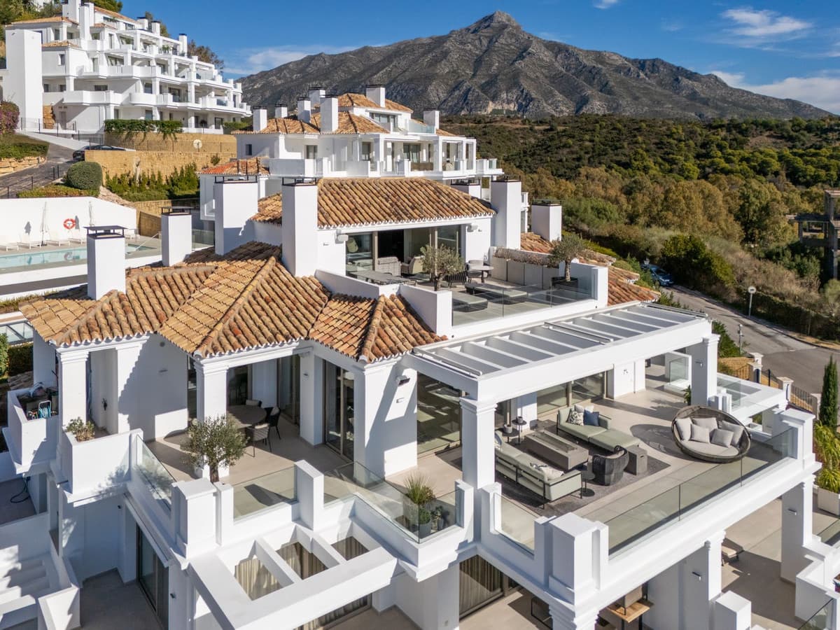 Detached Villa in Nueva Andalucía — photo 1 of 10