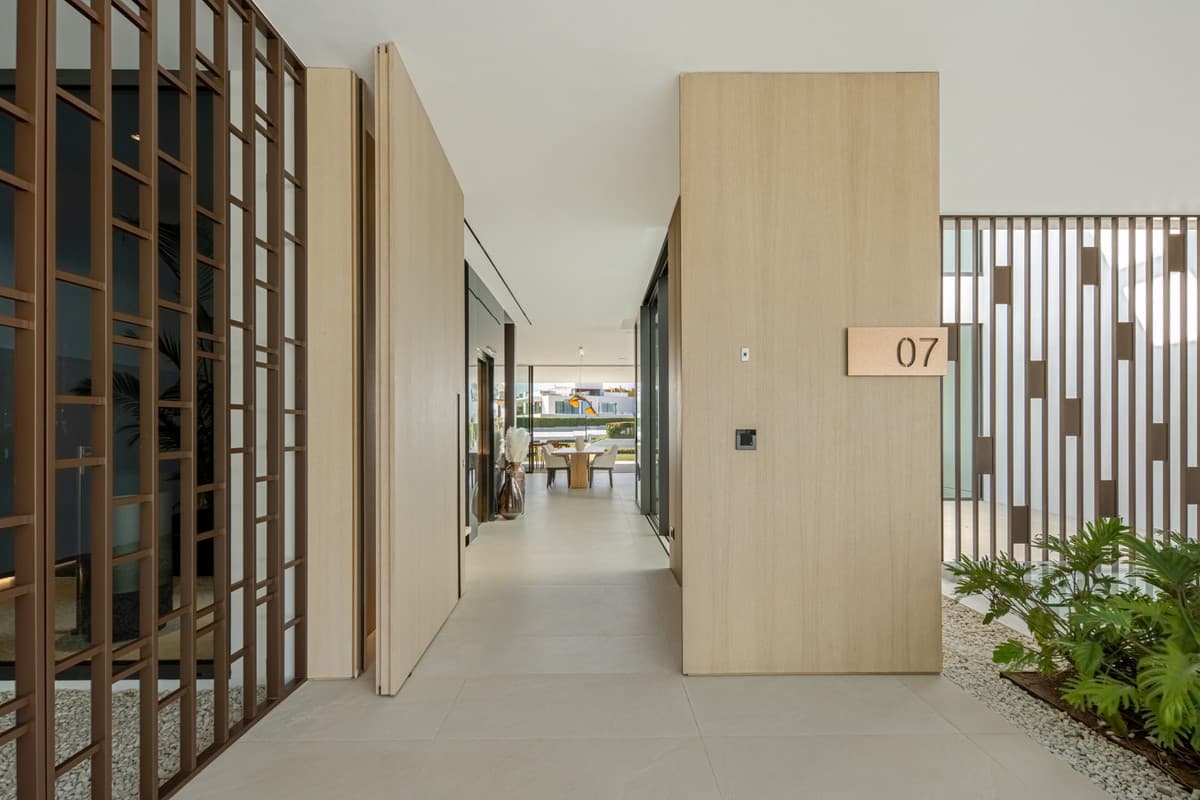 Semi-Detached House in The Golden Mile — photo 3 of 10