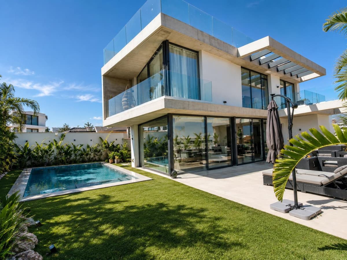 Detached Villa in Nueva Andalucía — photo 1 of 10