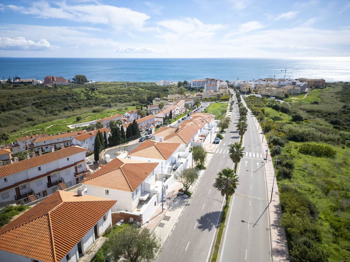 Semi-Detached House in La Duquesa — photo 1 of 10