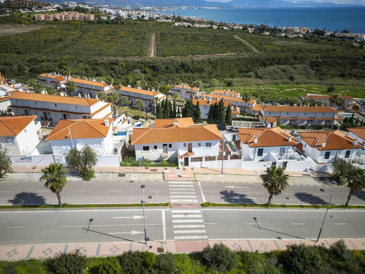 Semi-Detached House in La Duquesa — photo 2 of 10