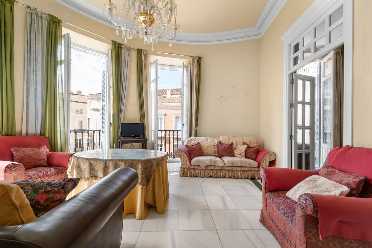 Middle Floor Apartment in Málaga Centro — photo 8 of 10
