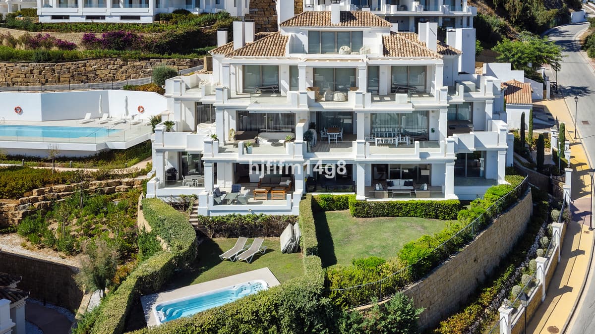Middle Floor Apartment in Nueva Andalucía — photo 2 of 10