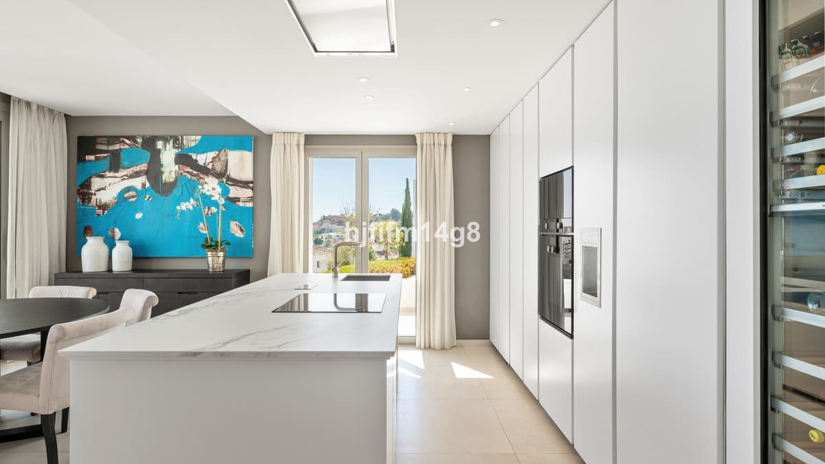 Middle Floor Apartment in Nueva Andalucía — photo 8 of 10