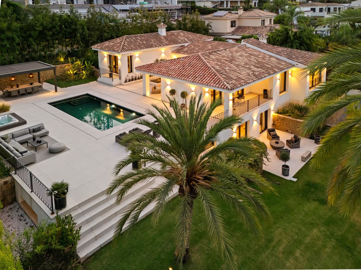 Detached Villa in Nueva Andalucía — photo 1 of 10