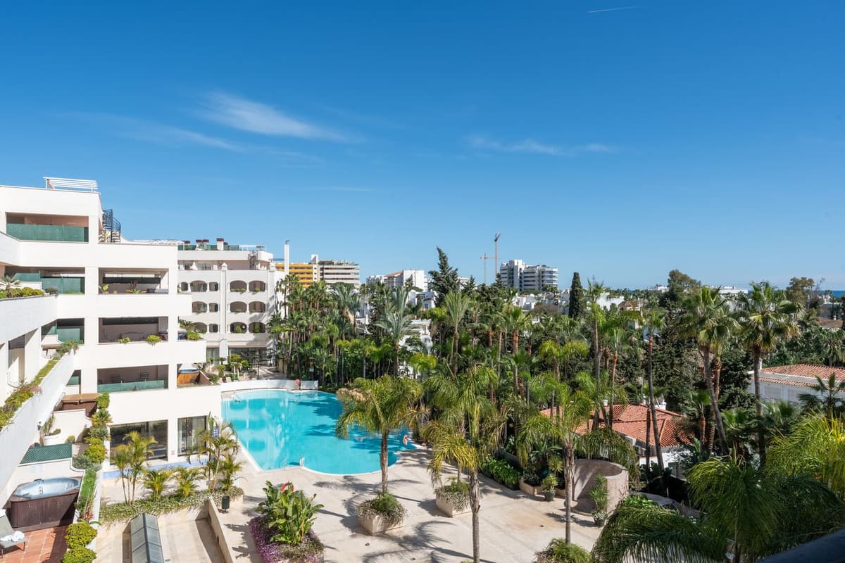 Middle Floor Apartment in Marbella — photo 1 of 10