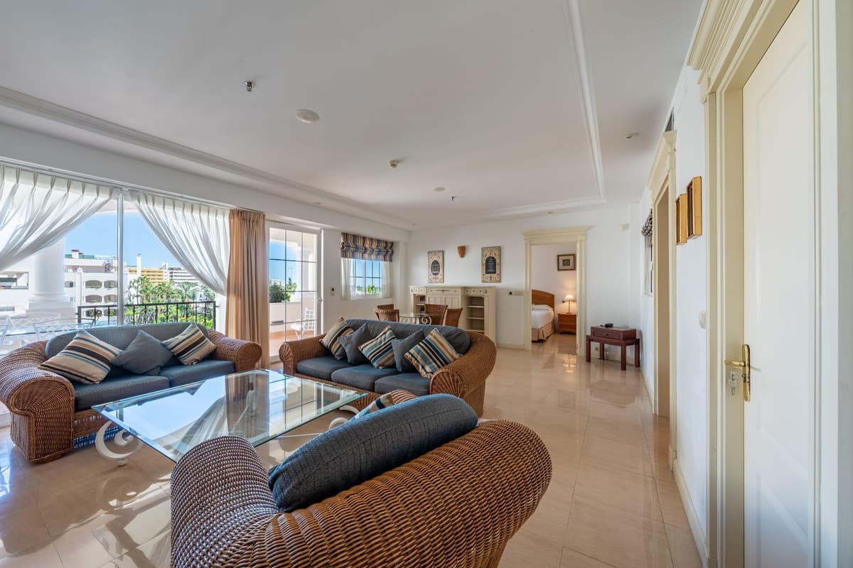 Middle Floor Apartment in Marbella — photo 3 of 10