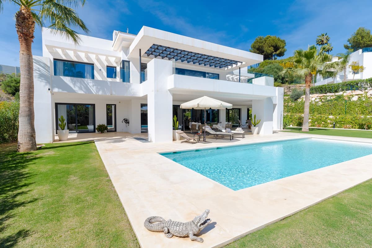 Detached Villa in Nueva Andalucía — photo 1 of 10