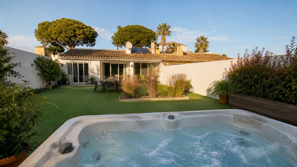 Semi-Detached House in Calahonda — photo 1 of 10