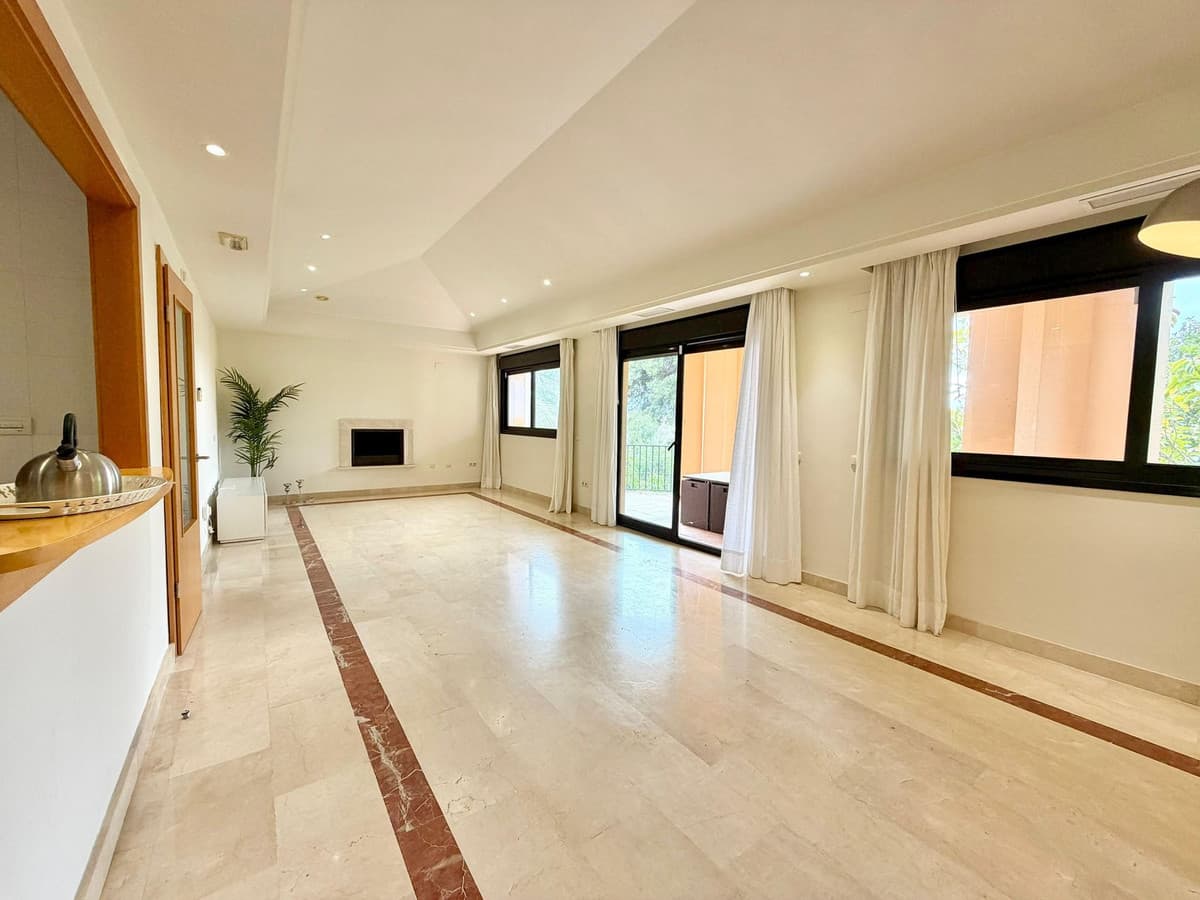 Top Floor Apartment in Puerto Banús — photo 3 of 10