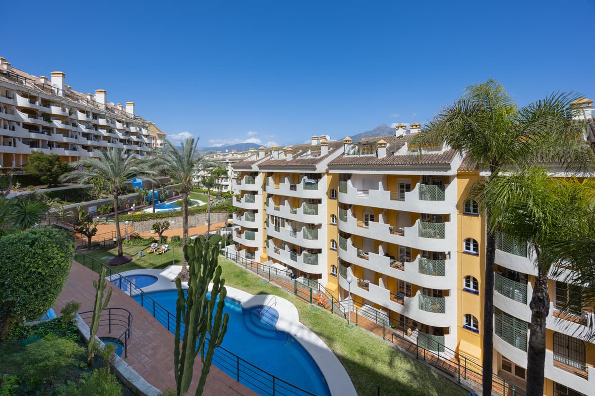 Middle Floor Apartment in Nueva Andalucía — photo 1 of 10