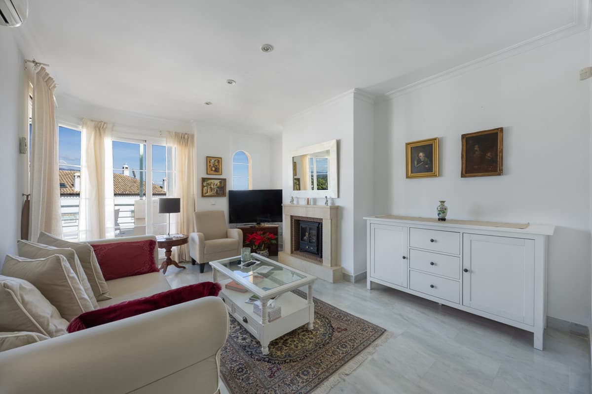 Middle Floor Apartment in Nueva Andalucía — photo 5 of 10