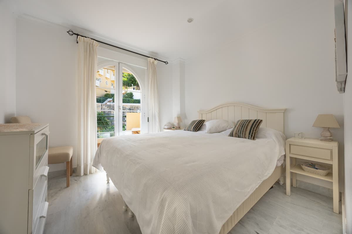 Middle Floor Apartment in Nueva Andalucía — photo 7 of 10