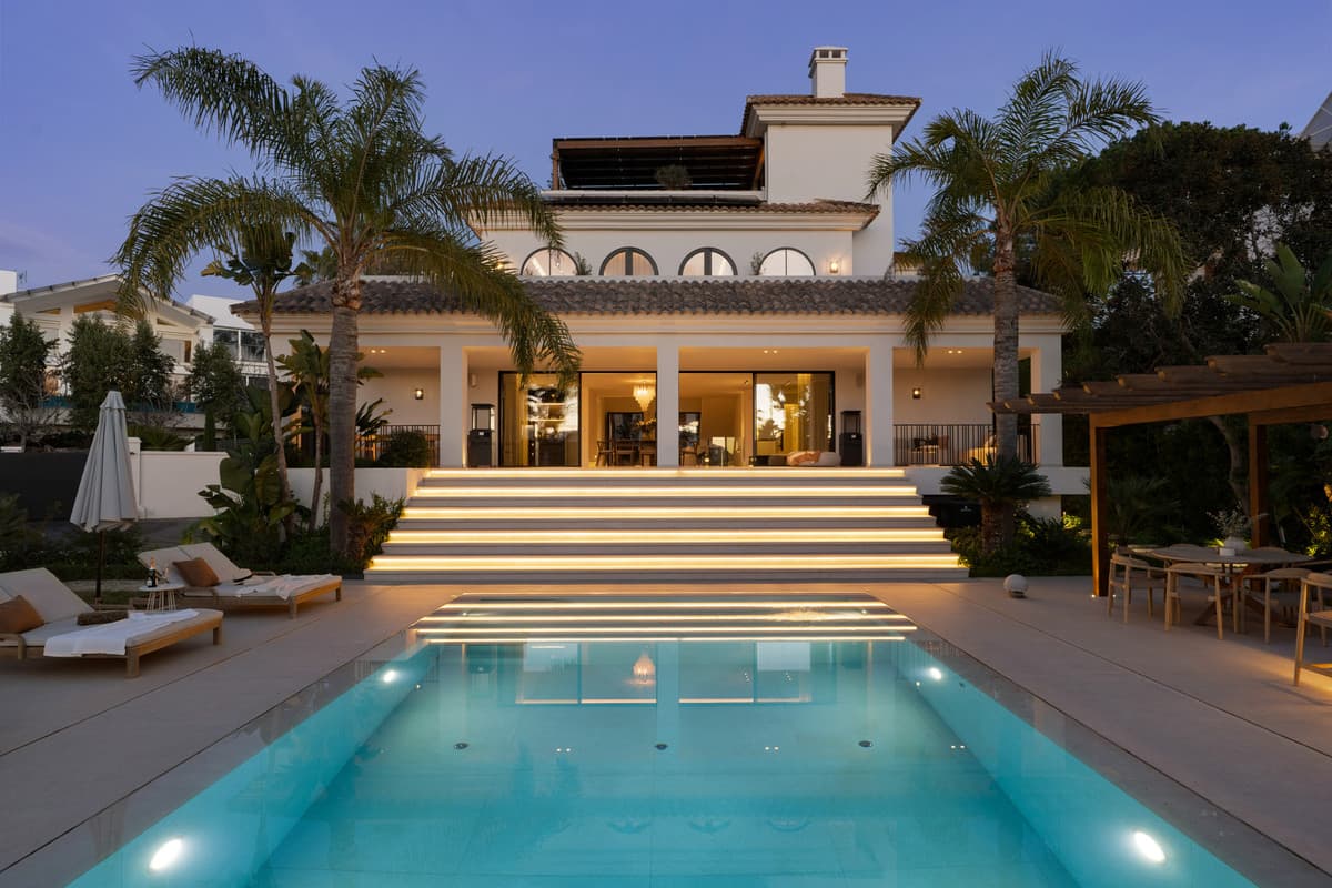 Detached Villa in Nueva Andalucía — photo 1 of 10