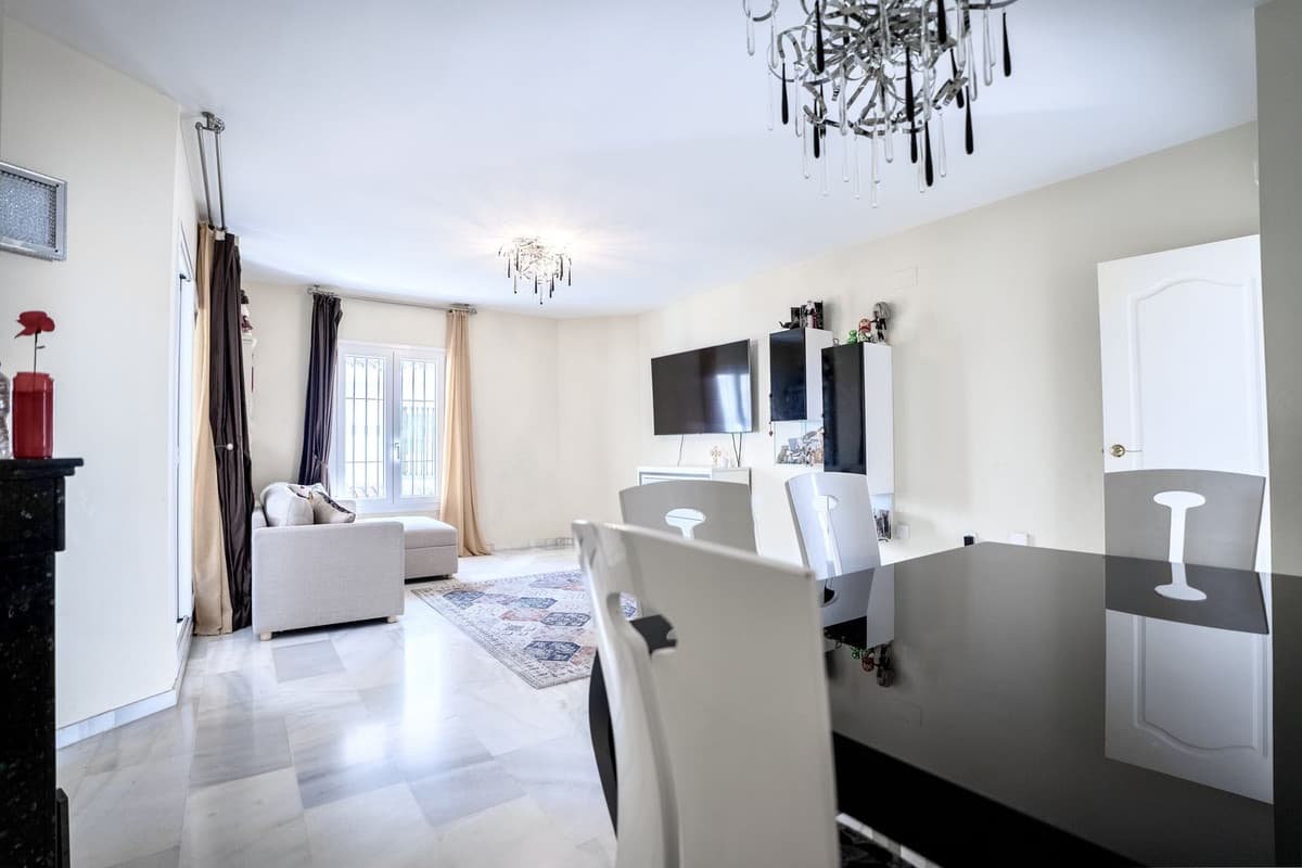 Middle Floor Apartment in Nueva Andalucía — photo 4 of 10