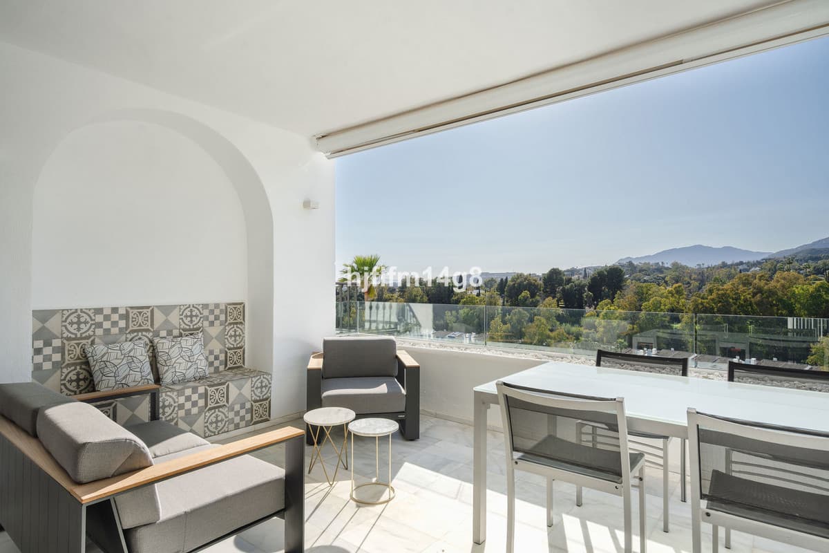 Middle Floor Apartment in Benahavís — photo 1 of 10