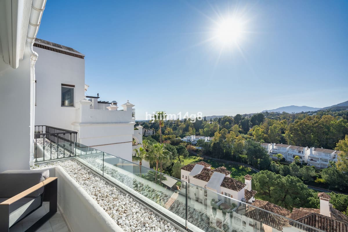 Middle Floor Apartment in Benahavís — photo 2 of 10