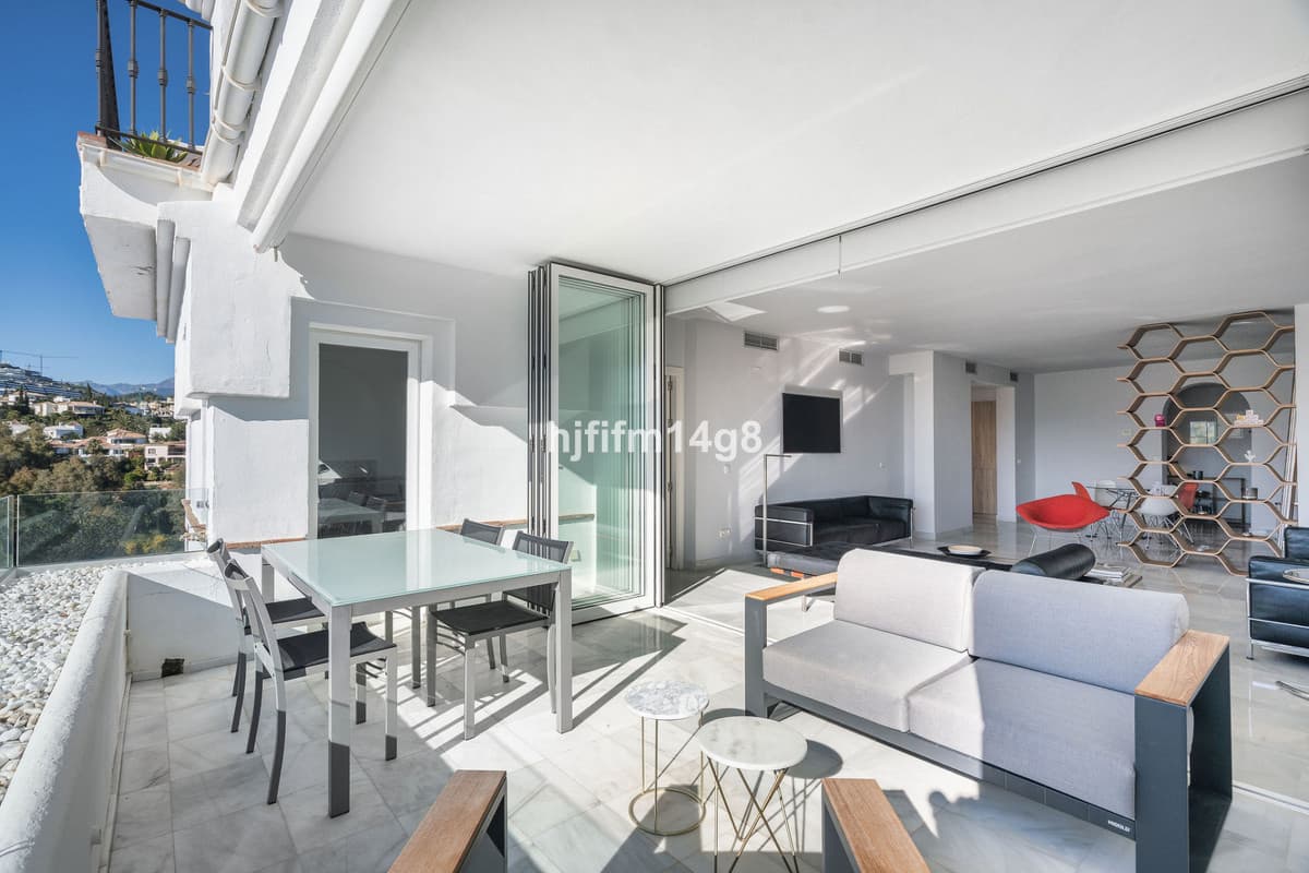 Middle Floor Apartment in Benahavís — photo 4 of 10