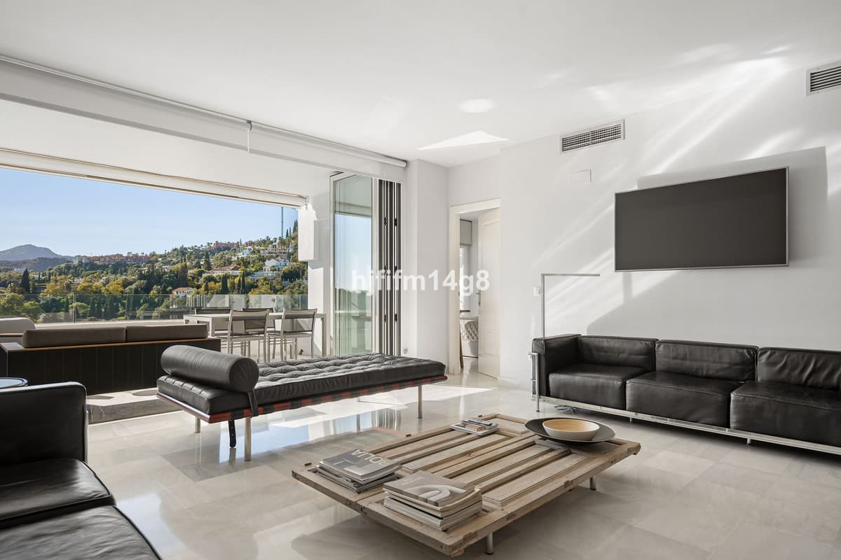 Middle Floor Apartment in Benahavís — photo 5 of 10