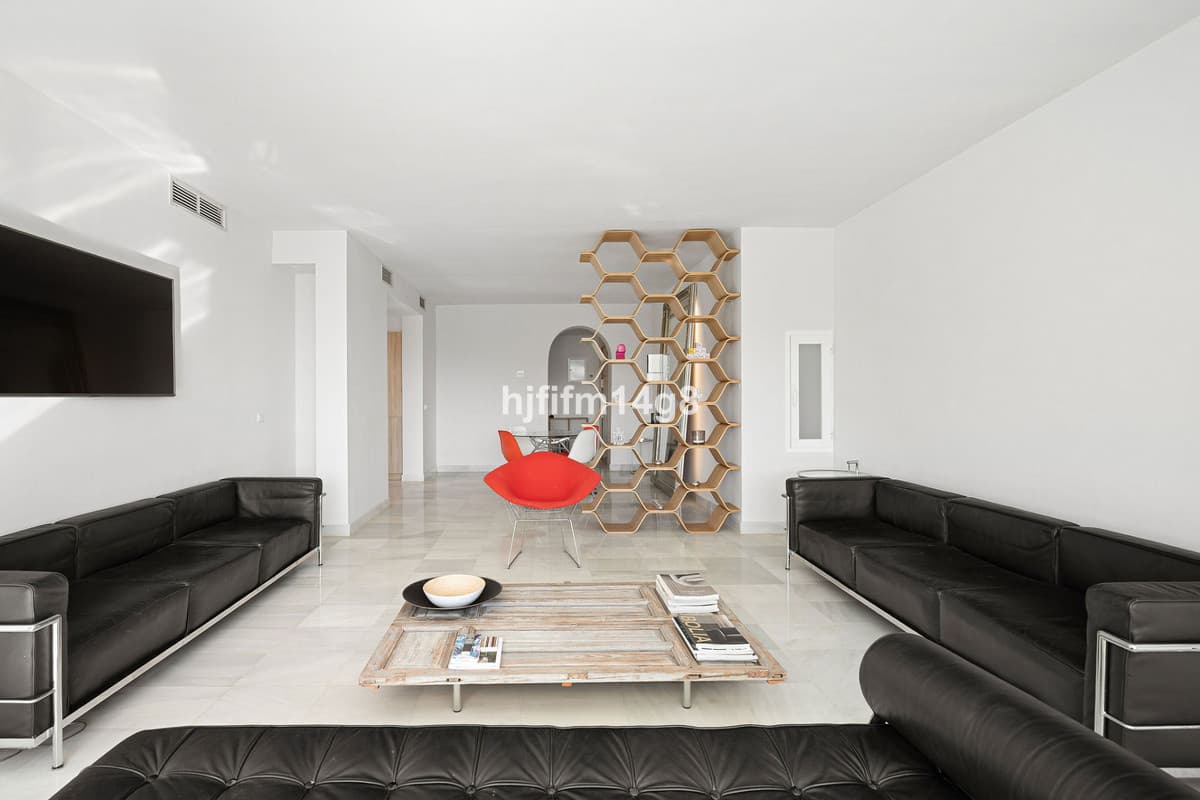 Middle Floor Apartment in Benahavís — photo 7 of 10