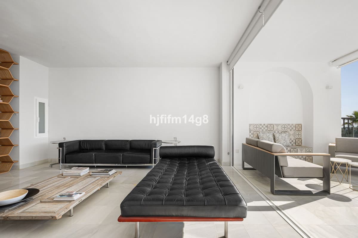 Middle Floor Apartment in Benahavís — photo 8 of 10