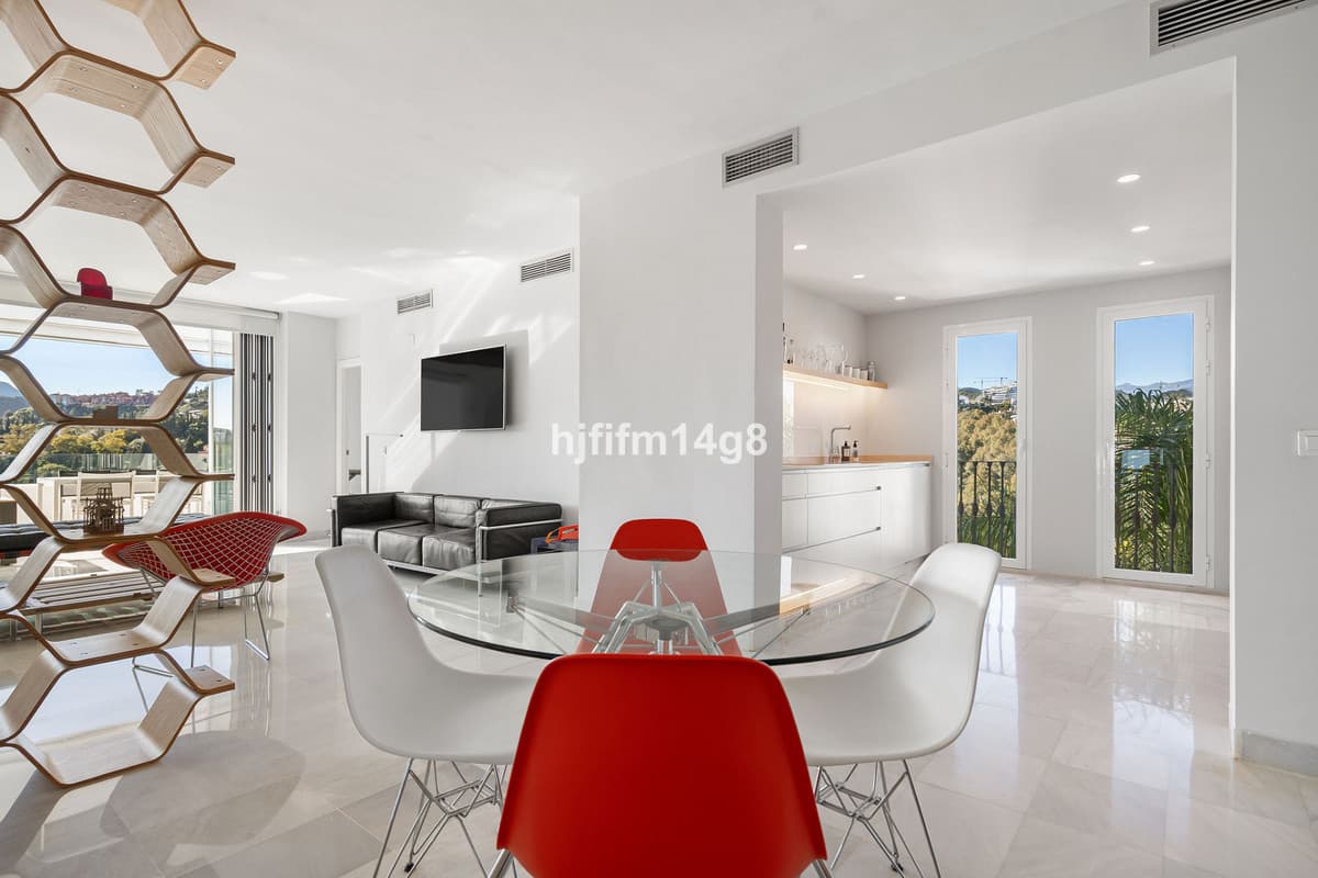 Middle Floor Apartment in Benahavís — photo 9 of 10