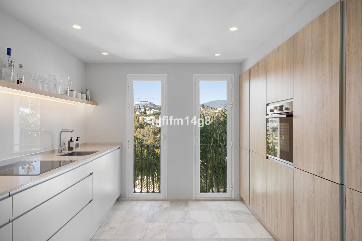 Middle Floor Apartment in Benahavís — photo 10 of 10